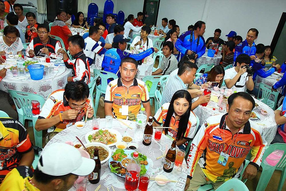 +++โต๊ะ..นี้เดินทางมาขุด...แห้วกันซะใกล..นำทีมโดยพี่หมอ สมยศ...และลุงแขก...ลมลำเพย :laughing: :laugh
