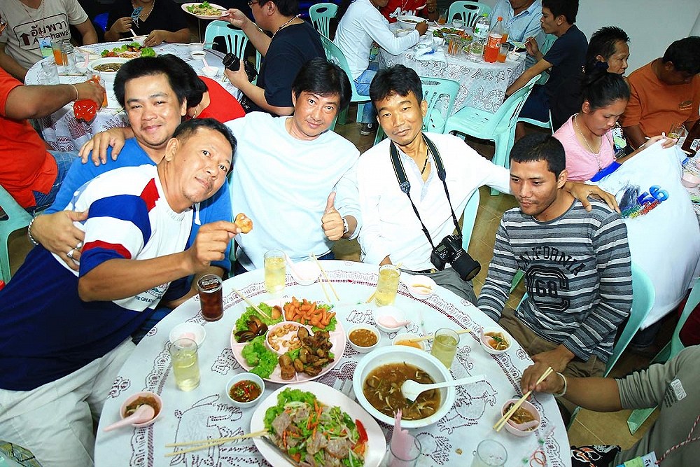++โต๊ะนี้มีแต่คนแก่......เอิ๊กๆๆๆๆๆ..ไปดีกั่ว :laughing: :laughing: :laughing: