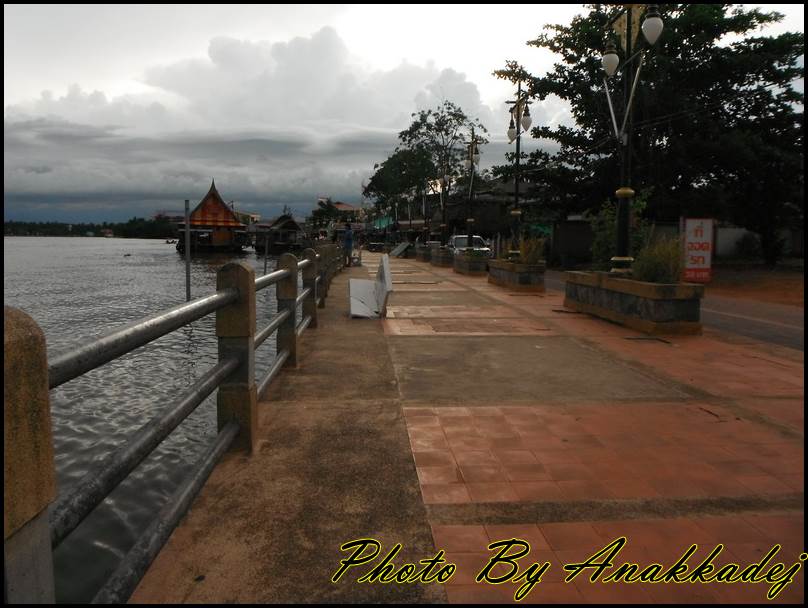 วันจันทร์บรรยากาศสงบร่มรื่นผิดกับวันหยุดที่คนจะพลุกพล่าน