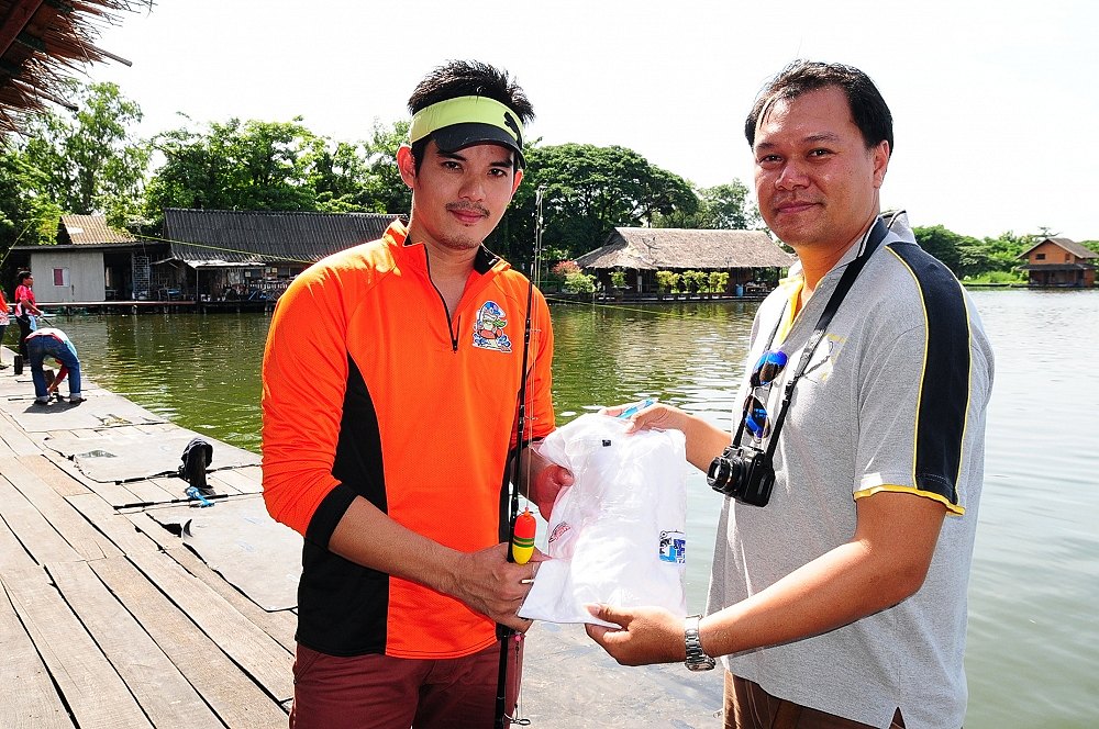 รับรางวัลกันไป ปลาตัวแรกของงานนี้ครับ

 :smile: