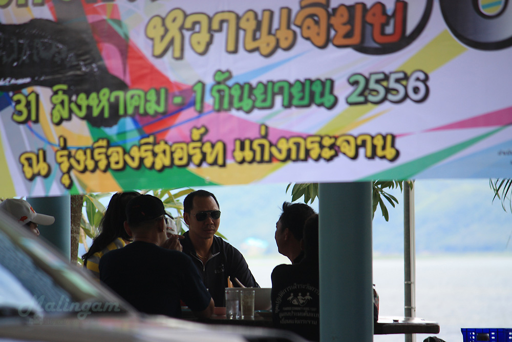 มีใครมาตามเก็บหนี้รายวันหรือป่าวนะ  ชุด แว่น  คุ้นๆเหมือนแถวบ้านเลย 