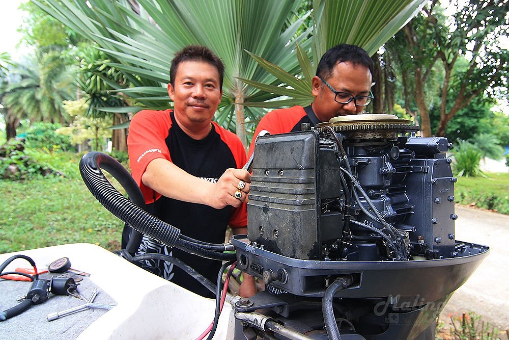 ช่างอ๊อด....เหมือนซ่อมได้

สุดท้าย....ลากเรือมาเล่นซะงั้น  อดลงน้ำ   :grin: