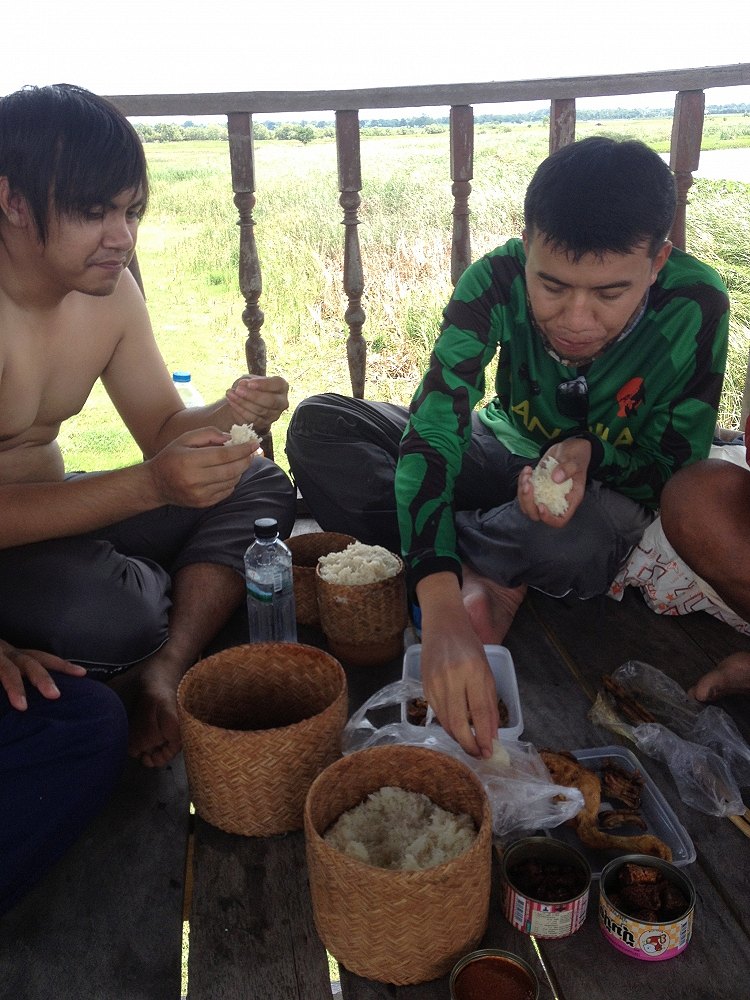 มีเงินเป็นร้อยล้านก้กินอย่างงี้ไม่ได้ เพราะเค๊าคงไม่มากินแบบนี้ฮ่าาาหารู้ไม่มันคืออาหารที่อร่อยที่สุ