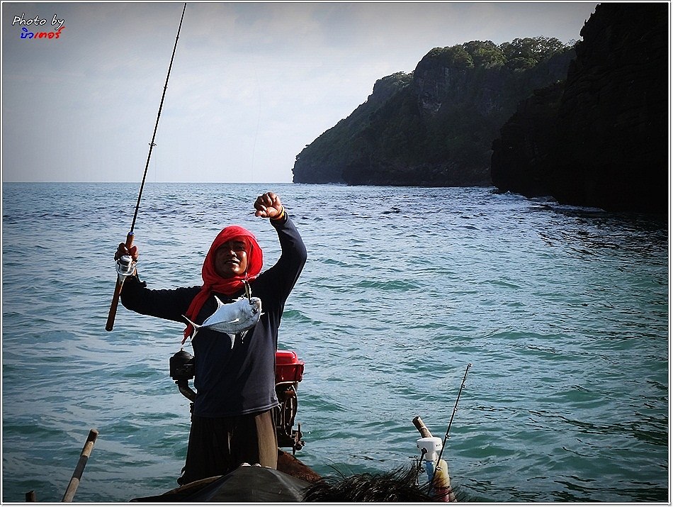  [b]คนอัด หย๊บ-หอบ อยู่ในเก๋งเรือแล้ว

ไต๋บิล เลยแสดง-ความเป็นเจ้าของ-แทน 

"ช่างบิว ให้โกอั่น 