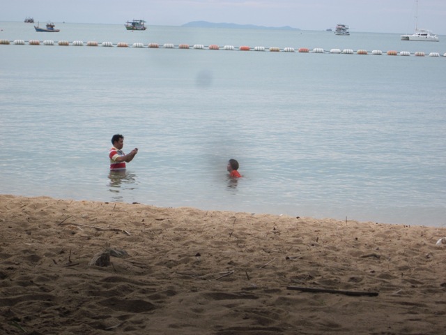วันนี้หาดบางเสร่ดูสาวเล่นน้ำบางตาครับ :cheer: :cheer: :cheer: