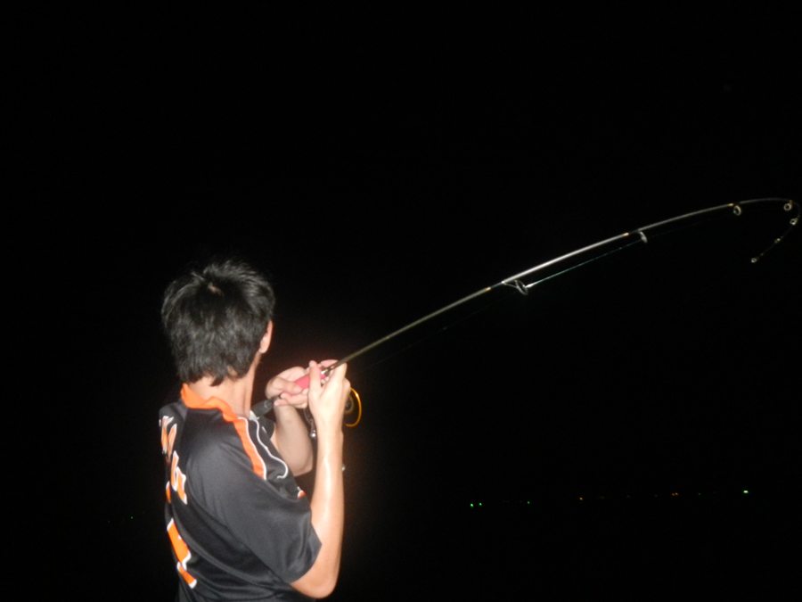 เริ่มเมื่อยครับ..ลุกขึ้นยืนเลย.