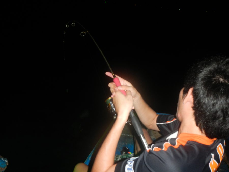 พอเข้าใกล้แสงไฟมากๆ..ก๊อกที่สี่เริ่ม..กล้วยทอดซ๊ะแล้ว :laughing: