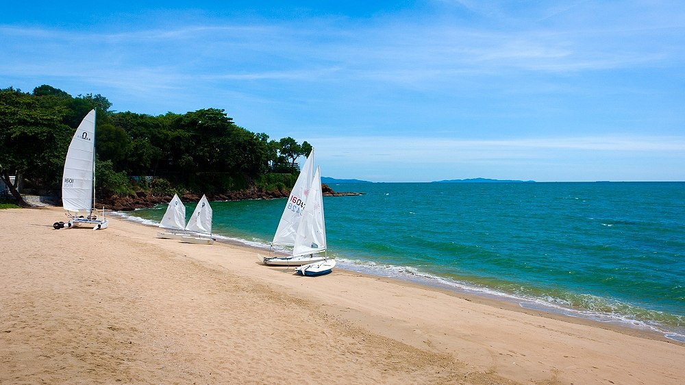 สถานที่รับน้อง ย่อมต้องโหดเป็นธรรมดา พี่ท็อปจึงเลือกชายหาดสวยๆ ที่จะประทับอยู่ในหัวใจน้องใหม่ไปตลอดก