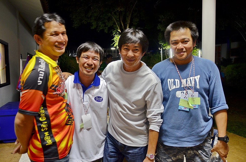 รุ่น ลายคราม น้าตุ๊ก น้าด้ง โผล่มาได้ไงเนี่ยๆๆเค้าไม่ได้แข่ง เท็กซัสนะคร๊าฟๆๆๆๆๆๆๆๆ
 :laughing: :la
