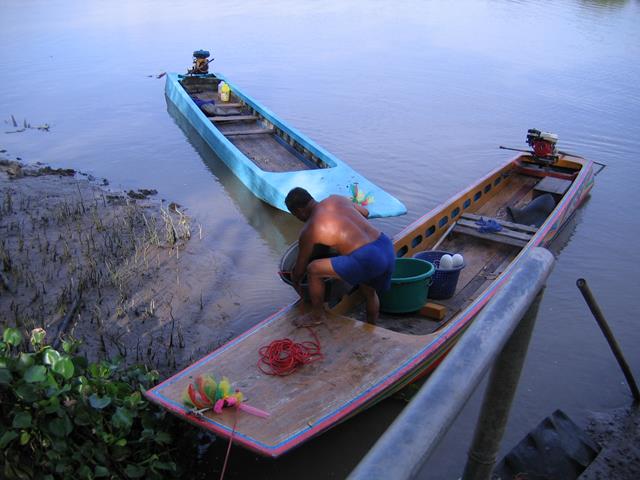 เรือที่บ้านครับมี 2 ลำ พ่อกำลังช่วยขนของลง :cheer: