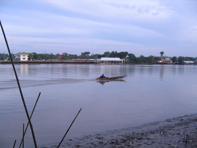  เรือรับจ้างตกปลาครับกำลังวิ่งไปรับแขกที่ใต้สะพานมอเตอร์เวย์:cheer: