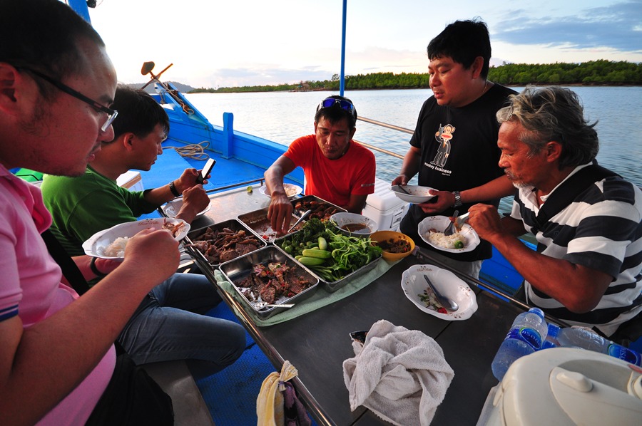 ทันที ที่ขนของลงเรือเรียบร้อย อาหารบนเรือมื้อแรก ก็ได้ถูกจัดวางไว้ เรียบร้อยแล้ว เมนู หมู3ชั้นทอด กั