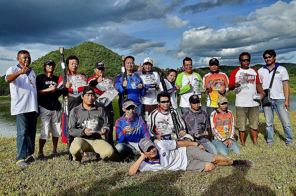 ถ่ายรูปผู้ได้รับรางวัล กับคณะกรรมการ