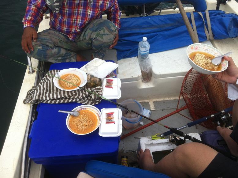 อาหารการกินตอนที่เรามีเรือใหญ่ มันช่างดีจริงๆ    เอาเงินไปซื้อเรือหมด เลยต้องกินมาม่าแทน 555   

เ