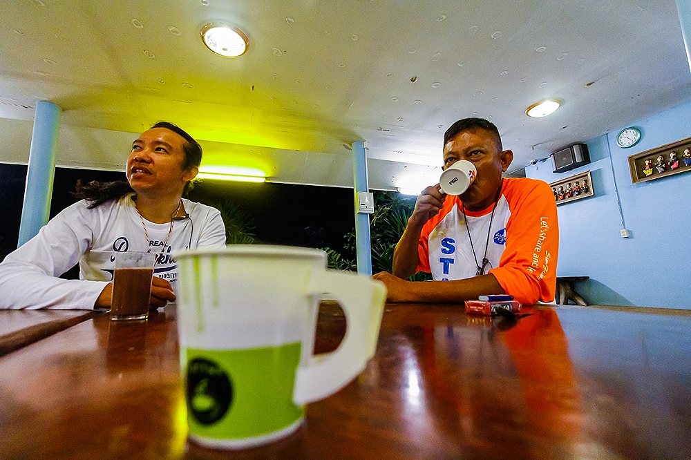 ตัดมาที่เช้าวันแข่ง  มานั่งจิบกาแฟ ตั้งแต่เช้ามืด...  :cheer: