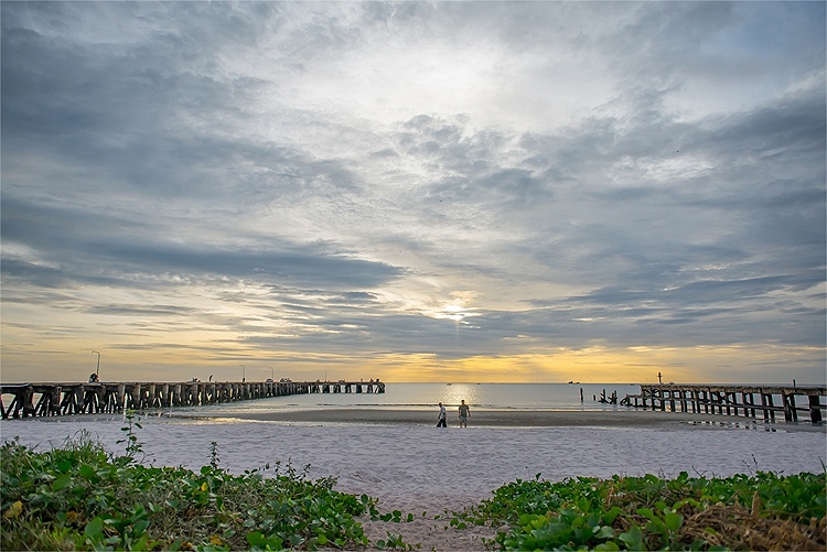 ทริปนี้ไปเที่ยวหัวหินกับครอบครัวครับ....

หาดหัวหินยามเช้า...

ตื่นมาแต่เช้ามาเดินเล่นริมหาด...พ