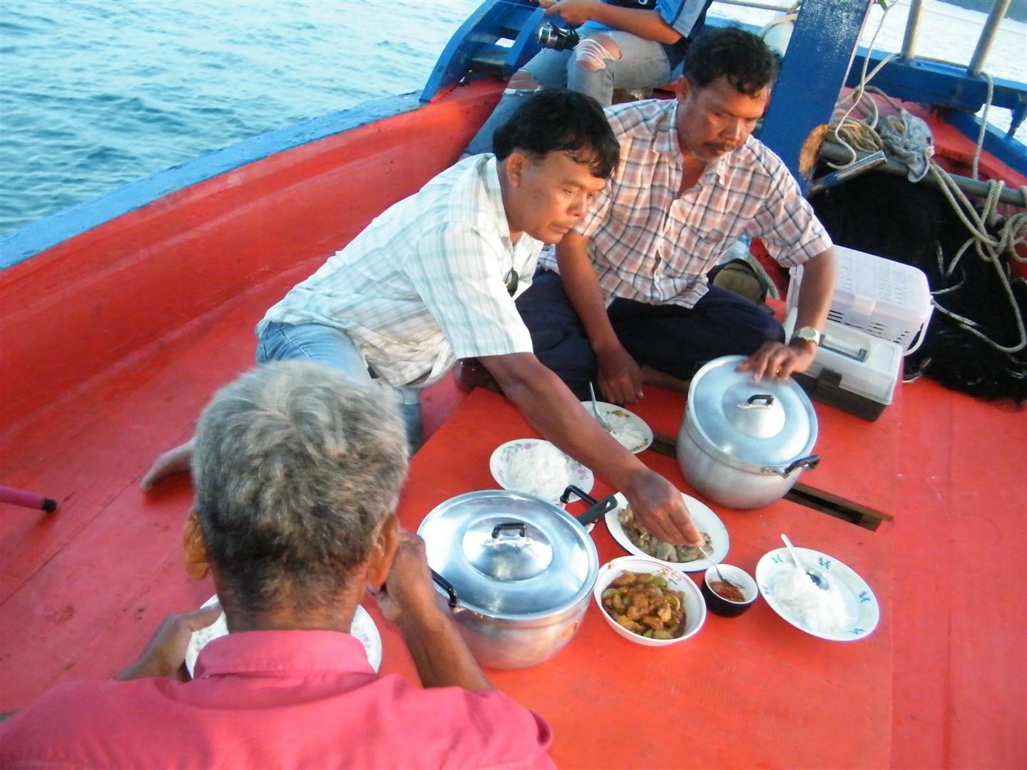 เรือถึงหมายไดหมึกกับข้าวสุกพอดี :smile: :smile: