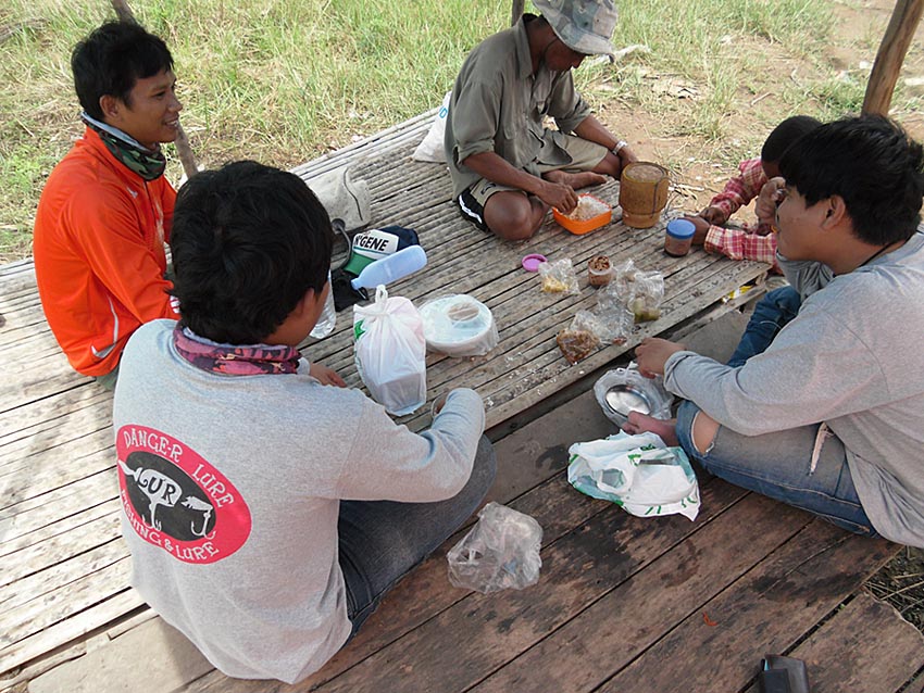 พักกินข้าวช่วงบ่ายกันครับ :grin: