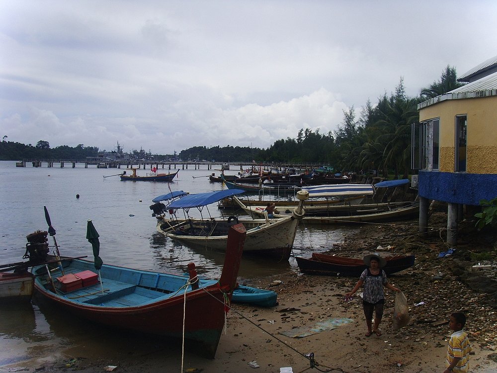 หาเรือครับ...ก็ถามไปเรื่อยคนแถวนั้นใจดีครับ...ลำไหนจะออกรับรองให้ไปดวยแน่นอน...ก็เป็นน้ำใจของคนไทยคร