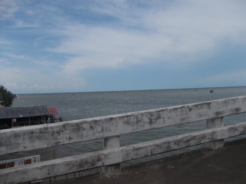 จุดเด่นของทางผ่านที่นี่ครับ บางตะบูน สะพานที่ข้ามแม่น้ำเพชรบุรีลงปากอ่าวไทย ใครผ่านจุดนี้ก็ต้องชี้ให