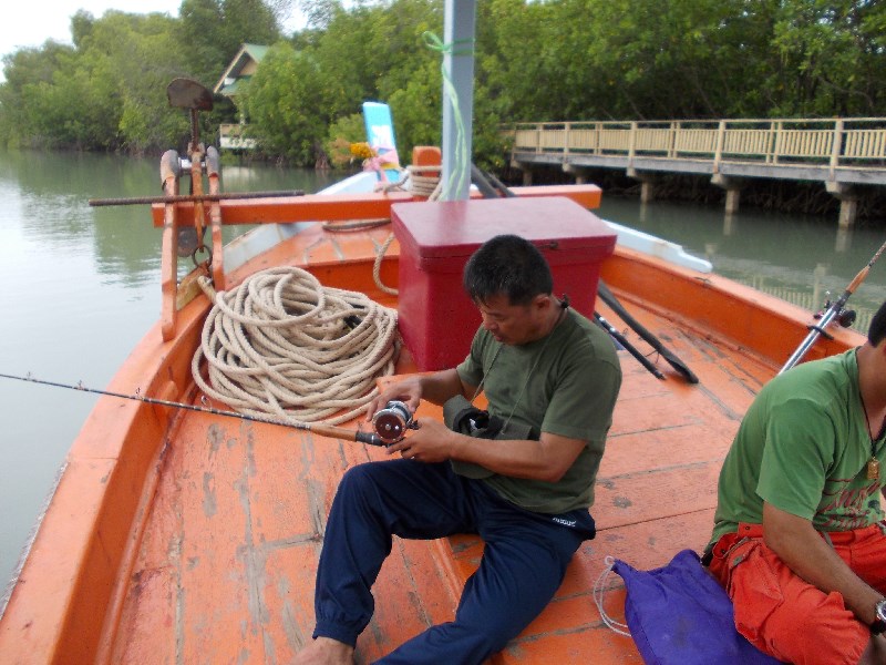 ทิดหม่อง ลงเรือด้วยกันตลอด ลงกันตั้งแต่หลายสิบปีที่แล้ว จนปัจจุบันลงเรือทีไรไม่เมาคลื่นก็ต้องเมาสุรา