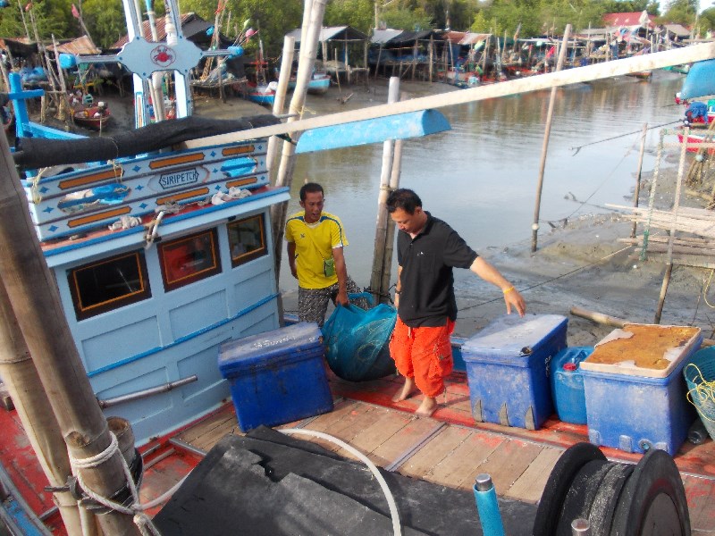 ไปเอาตาข่ายที่เรือน้องเขยไต๋เอก