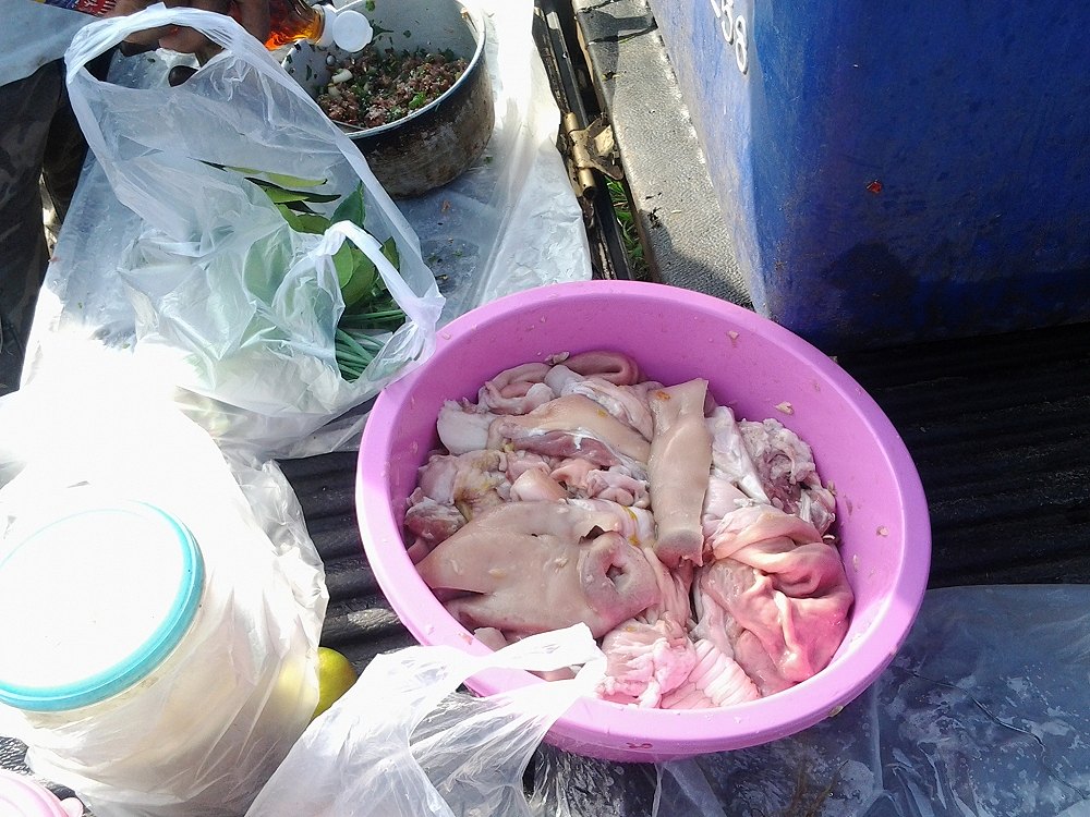 อาหารเช้าครับแวะซื้อที่ตลาดบางใหญ่กระเพราะหมูและหน้ากากหมู2โลและเนื้อ1โลครับเผื่อหิวยามดึกครับ