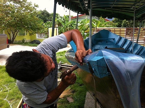 ตีท่อยางมาครอบแคมเรือครับ  เจ็บนิ้วโป้งกันงานนี้ ตีมือตัวเอง