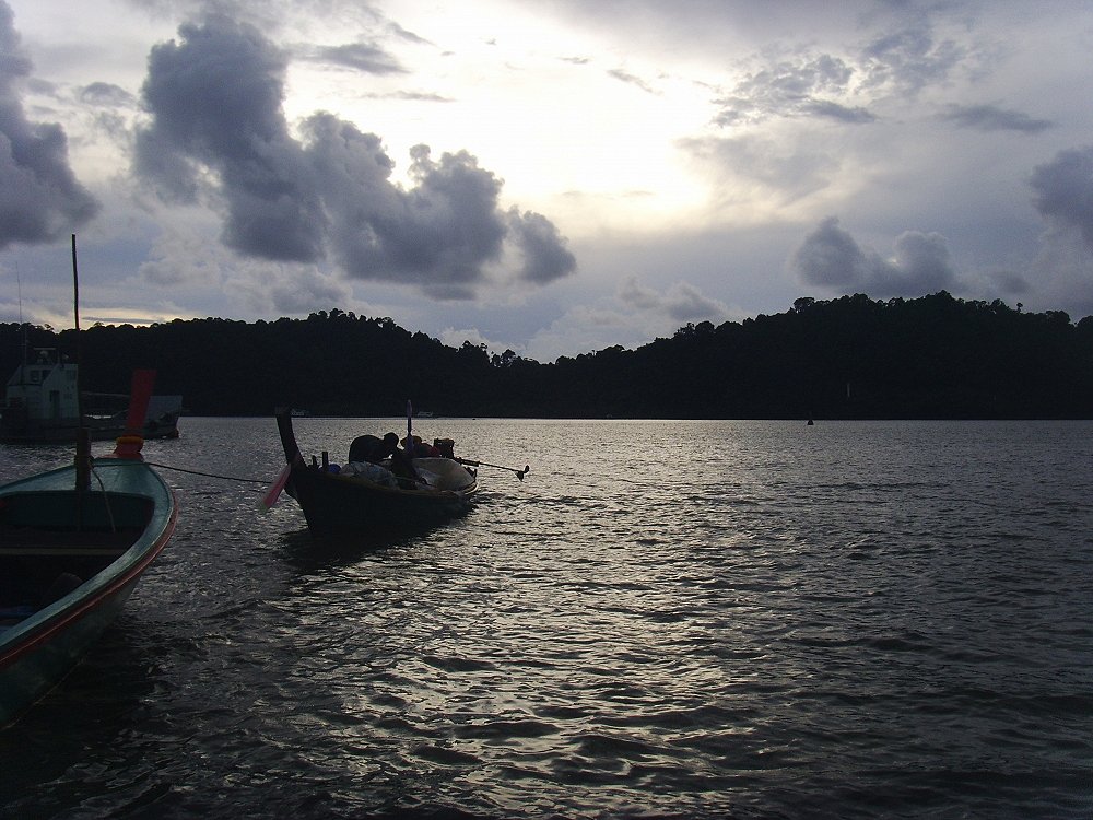 เข็นเรือไปส่งเรีบยร้อย... :smile: :smile: :smile:
