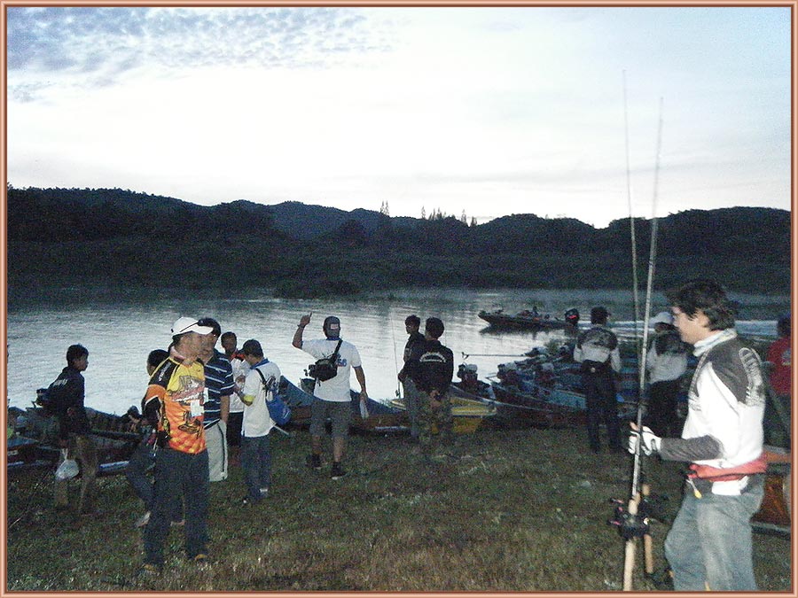 [center]
[q][b]

เริ่มจับฉลากเรือชาวบ้านกันครับ
                                                