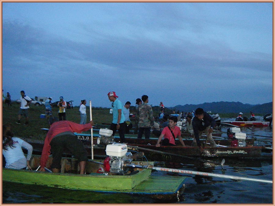 [center]
[q][b]

คนไหนได้เรือแล้ว ก็ออกกันได้เลยครับ
 :cool:
 :cool:
 :cool:
 :cool:
 :cool: