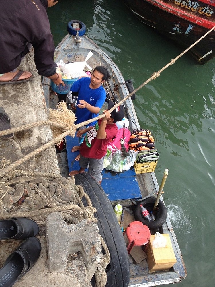 ขนของลงเรือกันก่อนคับ 