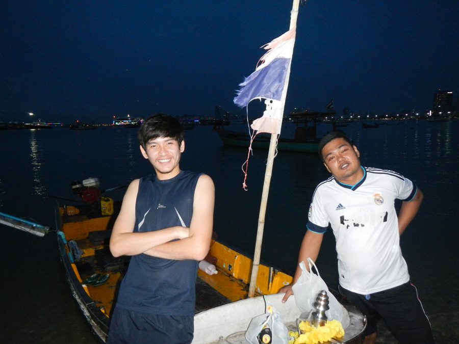 มาถึงเรือแล้วครับ  น้าโจ้เอาเรือมารอครับ