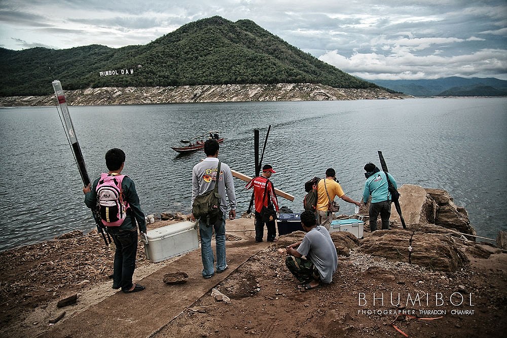 มาละครับเรืออ   แต่ไม่ใช่เรือของพวกเรา  

เอ้า!! แล้วเรือเราไปไหน  :angry: