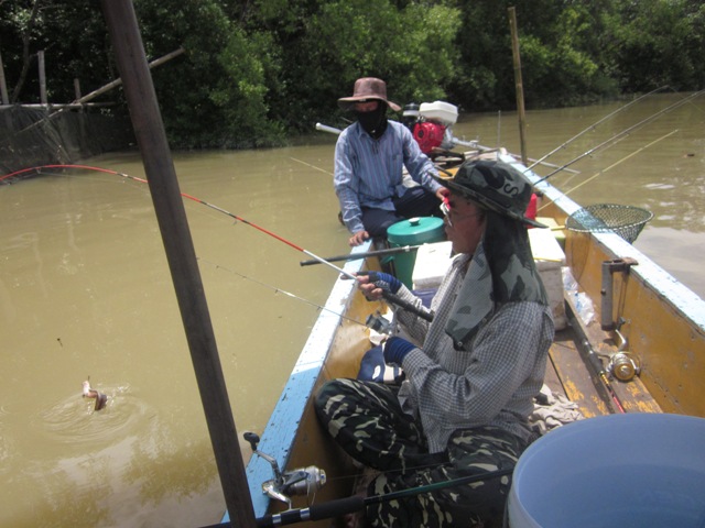 ข้างเรือน้าทวีเล่นอะไรอยู่ครับ.......ลูกปลาดูกน้อย :laughing: :laughing: :laughing: :laughing: :laug