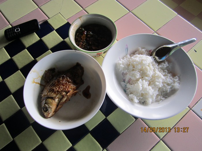 บ่ายแล้วปลากลางน้ำยังไม่กิน คนกินข้าวกลางวันก่อนดีกว่าครับ...555...กินข้าวกลางวันกันครับน้าๆปลาต้มเค