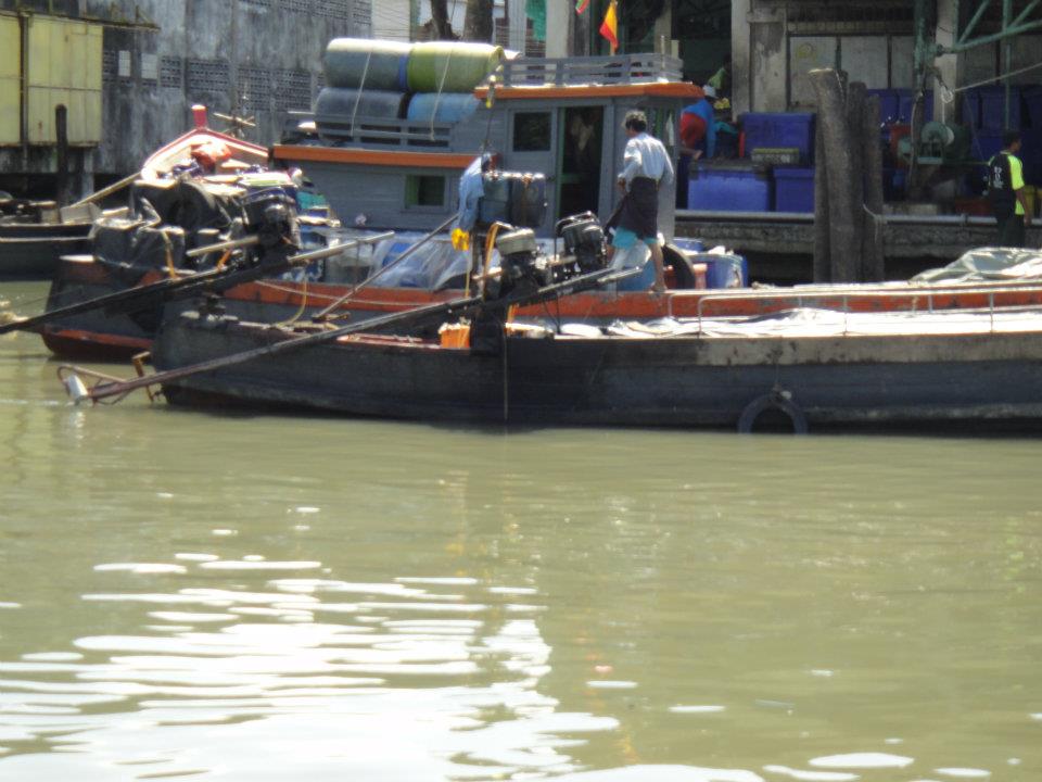 เรือหางยาวที่นี่แรงมาก ใช้ 3 เครื่องยนต์
