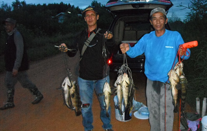 รวมทีมหน่อย  สามคนสู้กันจนเกือบมืด  เพราะขุดรูหาเก๋ากันอยู่  ยังมีปลากะพงอีกหลายตัวนะครับ ทีมนี้ :gr