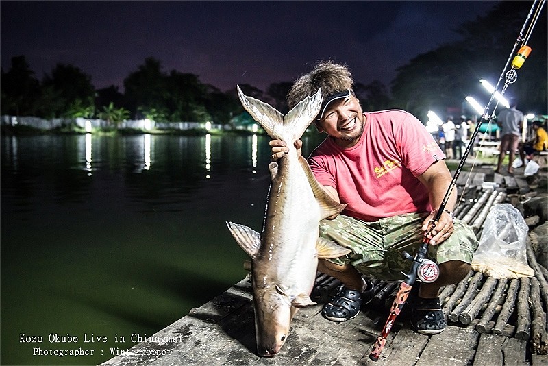 Kozo กับปลาบึกตัวสุดท้าย ก่อนไปทานข้าวเย็น..ได้เย่อกันคนละเกือบ 10 ตัวครับบ่ายนี้

แต่สังเกตุหน้าต