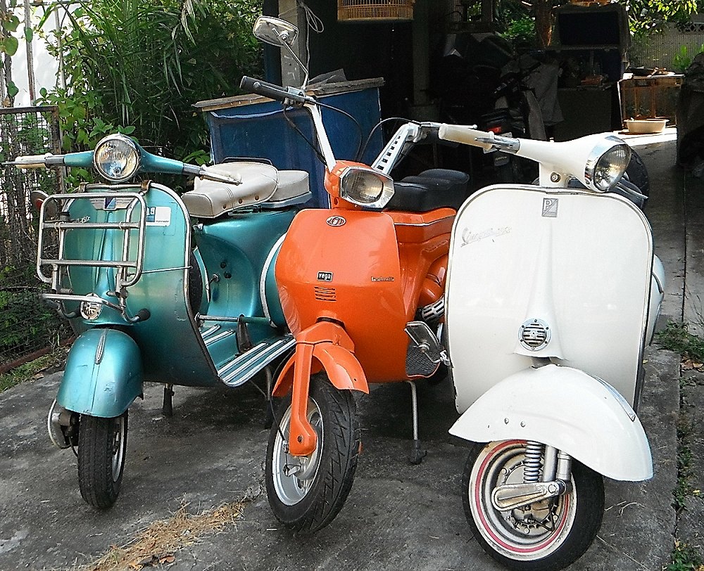 เอาไว้ขี่เล่น 2 คนกับลูกชาย
Vespa 64 150 C.C. 2 คัน Lambretta Vega 75 C.C. 1คัน ครับ
