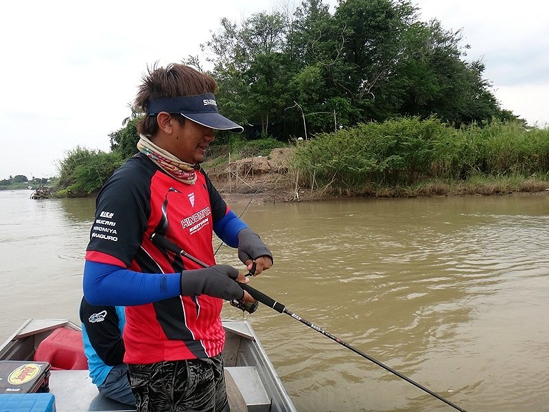 และแล้วปลาตัวแรกอย่างเป็นทางการ ของผมก็มาซะที ตีอยู่ทั้งวัน กว่าจะหาเจอ  :dance: :dance: :dance: :da