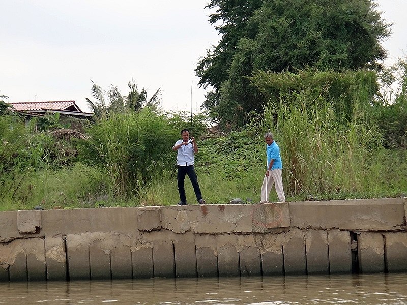 มารู้สึกตัวก็ต้อนนี้แหละครับ มีคนกำลังเย่อปลาอยู่ จอดเรือลุ้นกับเค้าไปด้วย :grin: :grin: :grin: :gri