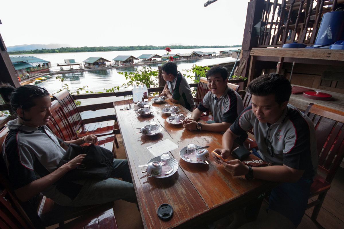 มาถึงช่วงงานเลี้ยงตอนเย็นครับ  :laughing: