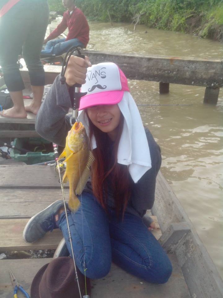 เป็นสตรีมีคัน บางทีก็เมื่อยเหมือนกัน นั่งพับเพียบตกปลา 5555