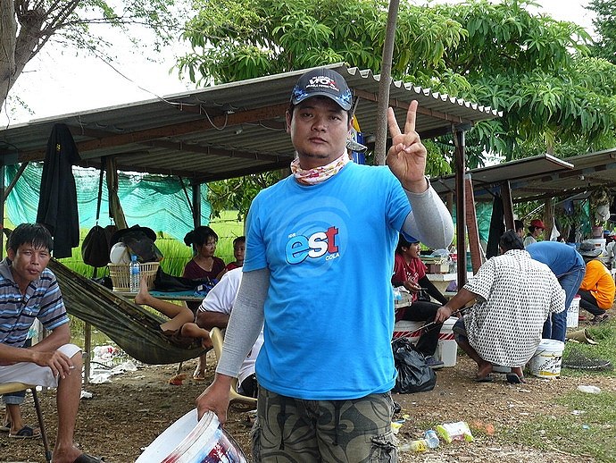 พี่พจน์ เมืองเพียวชู 2 นิ้วจะบอกว่าทีมงานติดไว้ 2 ช่องแล้วใช่อ่ะป่ะ.....ขอบคุณสำหรับเครื่องดื่ม est 