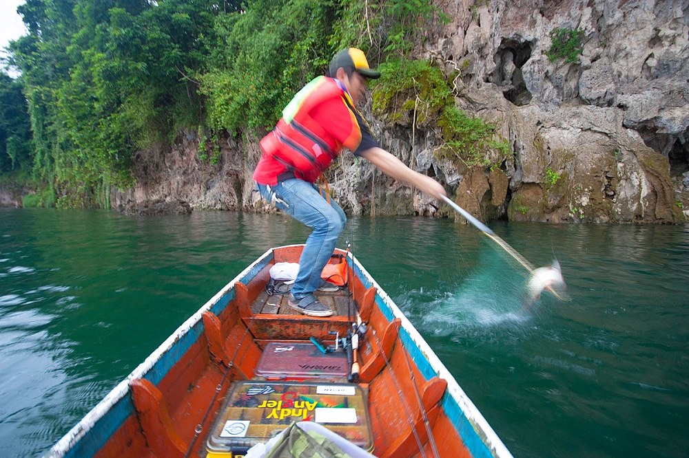 พอลงเรือแล้ว ไต๋พาไปตรงหนาผายอดฮิต

เซียนแบงค์ตีไปไม่ถึง 5 ไม้ จัดมา 1 หน่วยครับ

ปล. ลืมปรับสปี