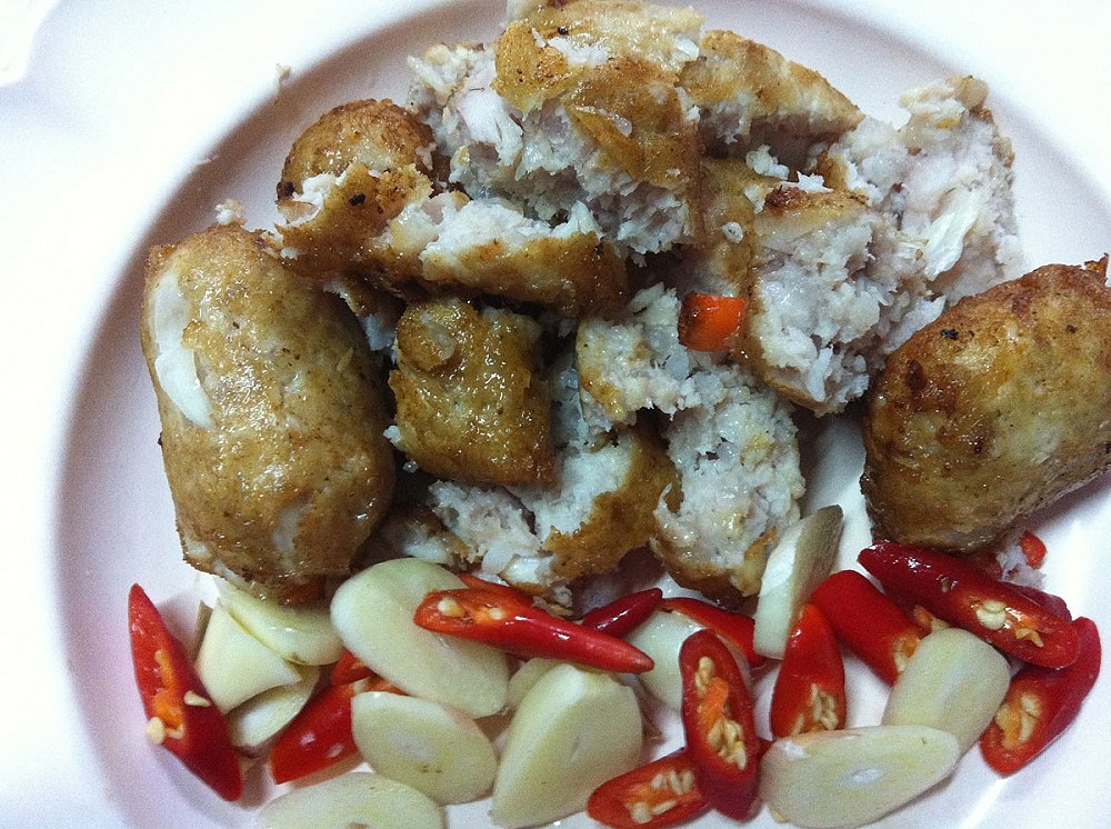 ทอดแหนมปลาชะโด กับแกล้มชั้นยอดครับ  :kiss: :umh: