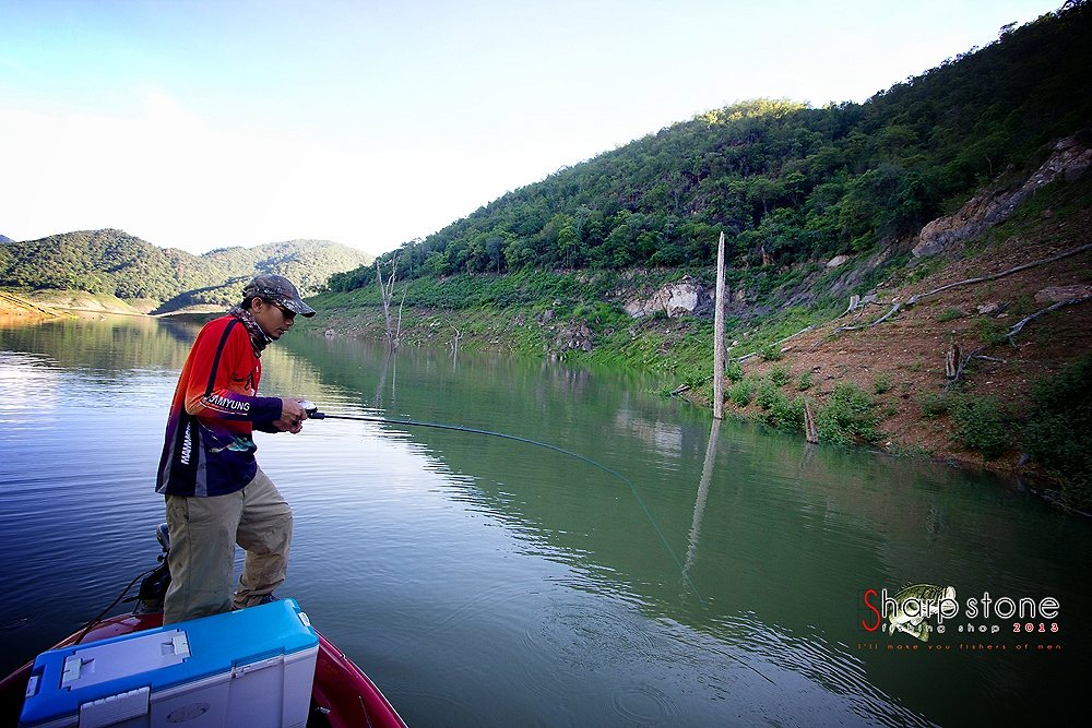 วิ่งเรือหาน้ำใสกัน  พอสุดน้ำสองสีปุ๊บ  เราหาห้วยกันเลย 
แล้วมันก็มาตามนัดครับ
 :cool: :cool: :cool