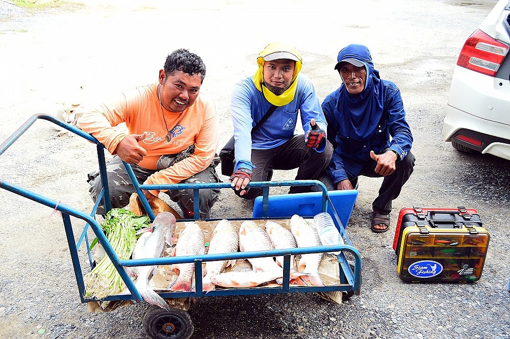 ส่งท้ายกับภาพนี้เลยครับ และขอขอบคุณไต๋ต้นสำหรับผักบุ้งครับเอาไปแกงส้มปลากระสูบพอดีเลย :laughing: :la