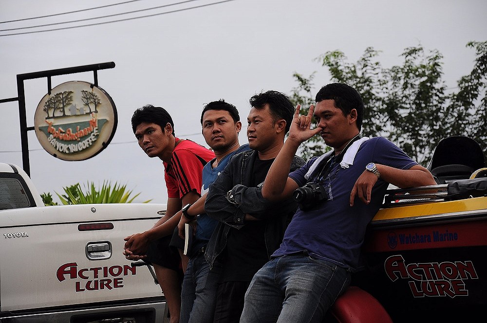 สี่หนุ่มนักรบของทีม Actionlure เชิงตกปลาอ่ะไม่เท่าไหร๋ แต่เชิงจีบสาวรับรองไม่แพ้ใคร :grin: :grin: :g